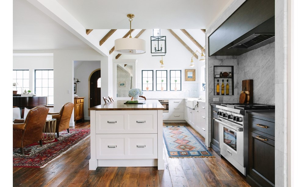 Estufa de gas de 36" Wolf con 4 quemadores y parrilla infrarroja (GR364G) exhibida con un refrigerador congelador sobre y bajo mostrador de 30" Sub Zero (IT-30CI)