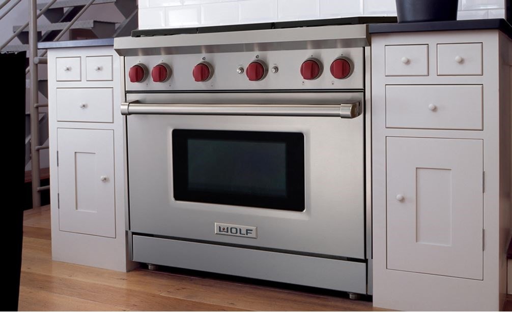 La estufa de gas con 6 quemadores de 36" Wolf (GR366) exhibida en su integración armoniosa con un diseño de cocina simple y elegante.