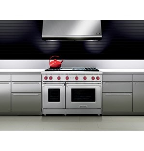 La estufa de gas de 4 quemadores con asadora y plancha infrarrojas de 48" Wolf (GR484CG) exhibida en un diseño de cocina moderno y contemporáneo