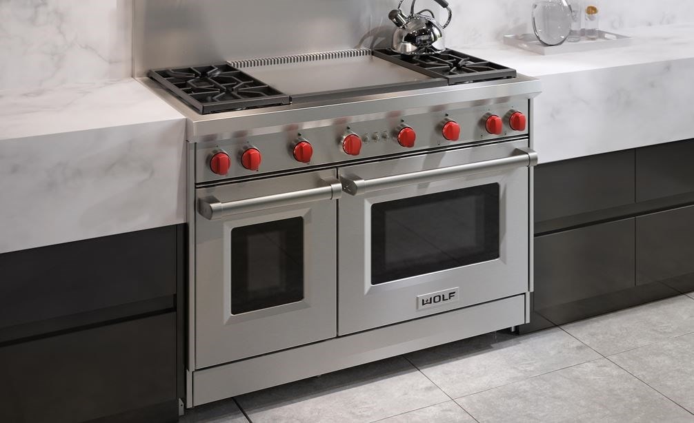 La estufa de gas de 4 quemadores con plancha infrarroja de 48" Wolf (GR484DG) presenta un diseño de cocina moderno minimalista limpio