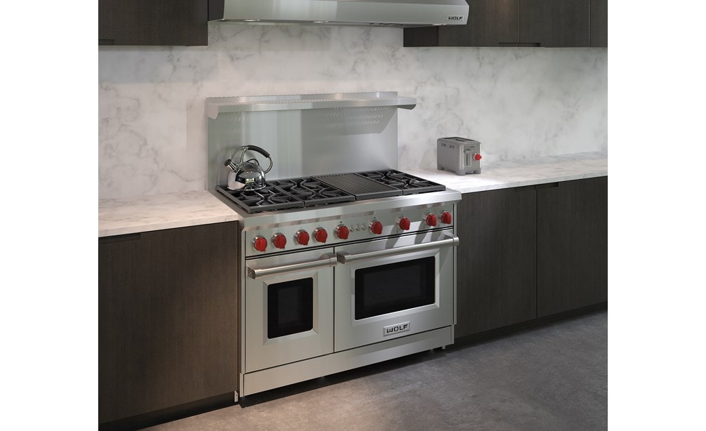 La estufa de gas de 6 quemadores de 48" con asadora infrarroja Wolf (GR486C) con extractor de pared de 48" Pro Wolf - 24" de profundidad (PW482418)