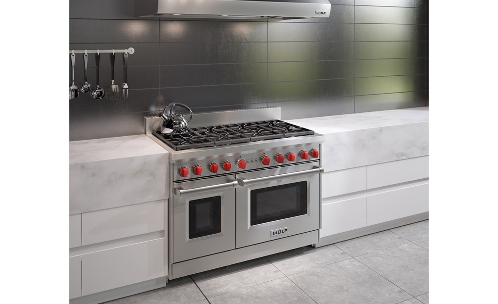La estufa de gas de 8 quemadores de 48" Wolf (GR488) con extractor de pared de 48" Pro Wolf - 24" de profundidad (PW482418)