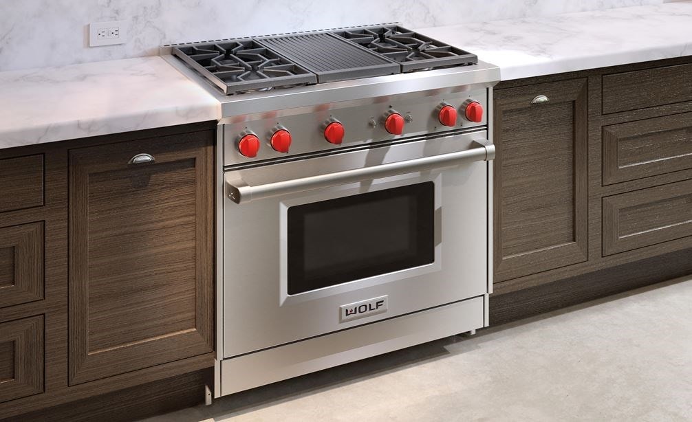 La estufa de gas de 30" Wolf (GR364C) presenta un diseño de acero inoxidable y acabado cepillado clásico para una integración perfecta en cualquier cocina