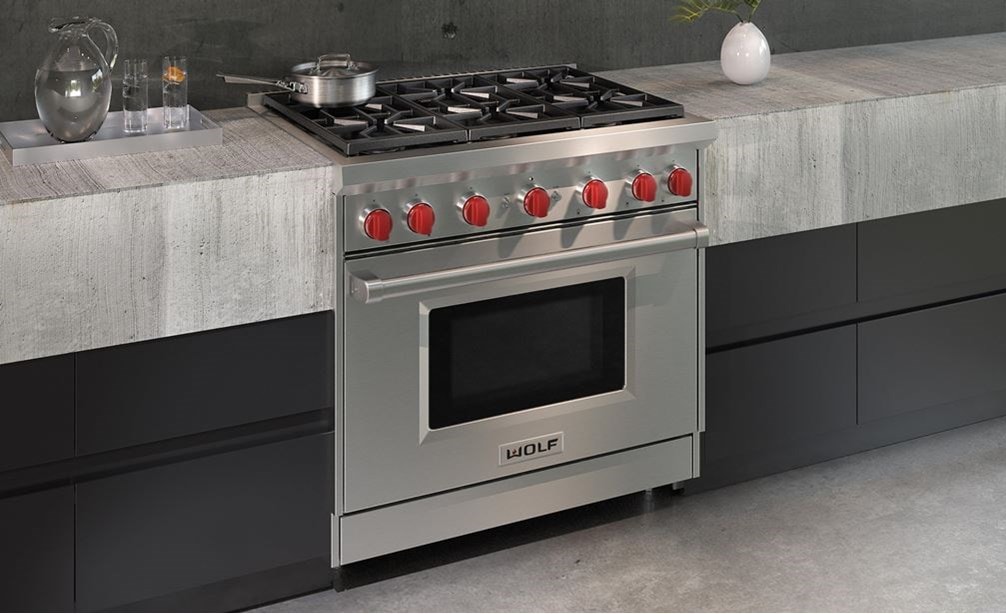 La estufa de gas de 36" Wolf con 6 quemadores (GR366) exhibida con las características de rendimiento de cocinas profesionales.