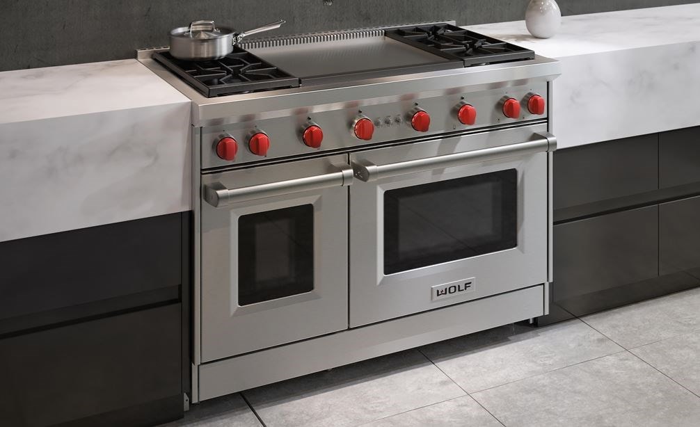 La estufa de gas de 4 quemadores con plancha infrarroja de 48" Wolf (GR484DG) presenta un diseño de cocina urbano y natural