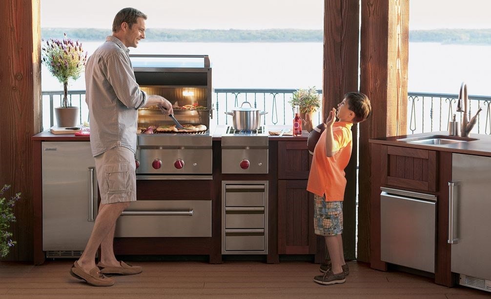 Cajón calentador para exterior de 30" Wolf (WWD30O) exhibido en un área de cocina gourmet al aire libre con los mejores electrodomésticos de cocina Wolf
